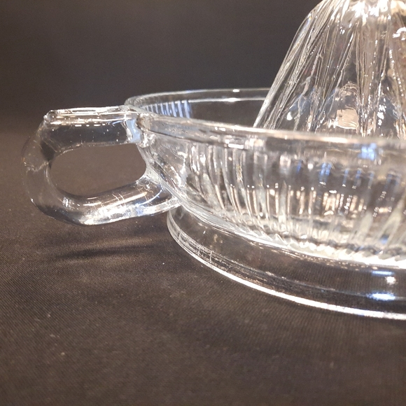 Clear Footed Handled Glass Juicer Reamer with Vertical Lines Design - Picture 6 of 7